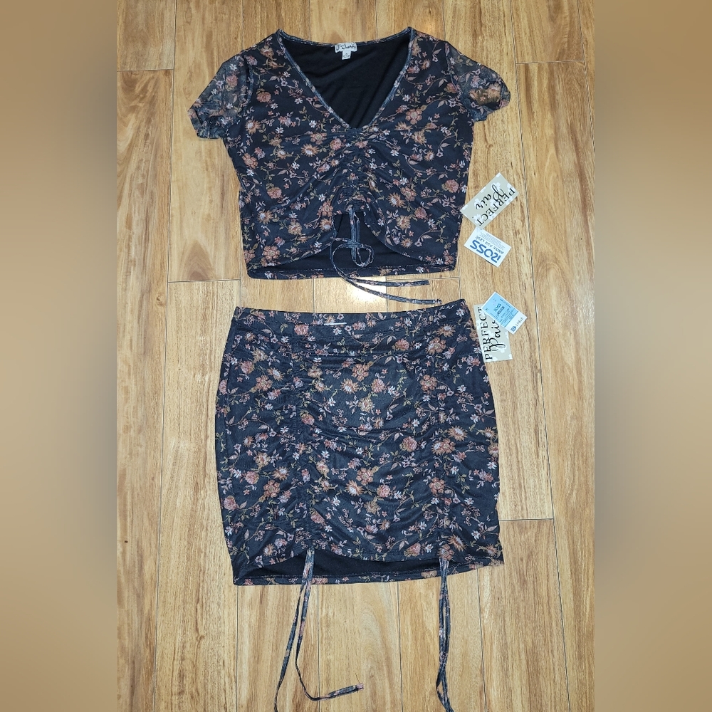 Brand new with tags matching skirt/top set! Size XL stretchy and flattering